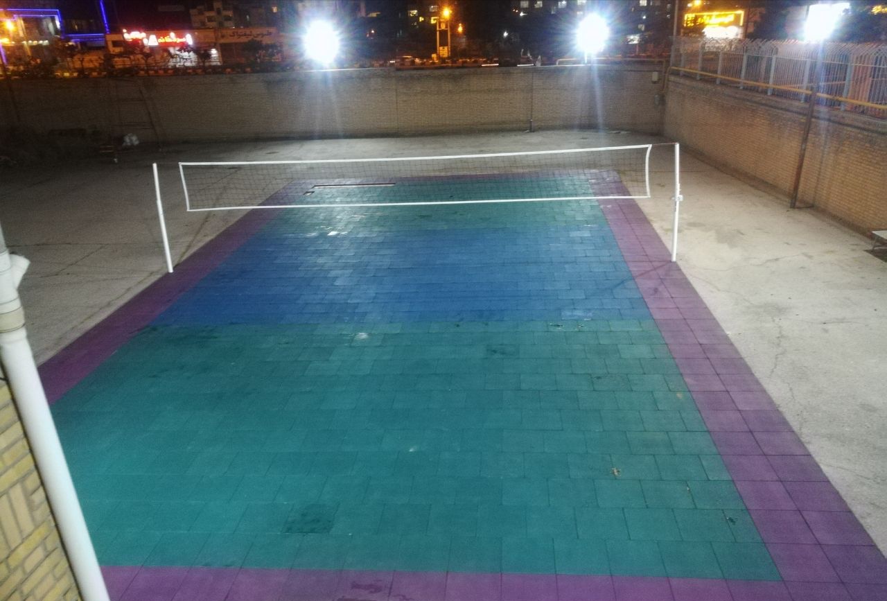 زمین والیبال رو باز